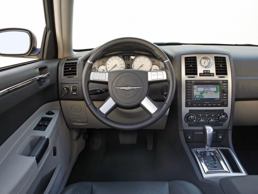  Chrysler 300C SRT8 Touring 2006 года  (фото 9 из 21)